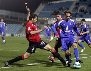 recaló en Osasuna en 2003, procedente del Numancia y permaneció en Osasuna hasta 2007. Tras vivir los momentos más dulces del equipo rojillo, como la final de Copa en 2005 o la clasificación para la previa de Champions, se marchó al Rangers. De ahí dio el salto a Inglaterra, para jugar en el Aston Vila, Sunderland y Norwich, regresó a España para jugar en el Almería y sus últimos años en activo los pasó en Israel, donde jugó en varios equipos, como el Maccabi o el Hapoel.