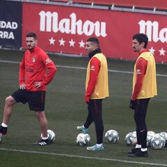 Koke, con el grupo y Lemar, con un recuperador