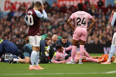 Adam Smith y Tyler Adams, del AFC Bournemouth, en el suelo del Villa Park tras sufrir un fuerte choque entre ambos.