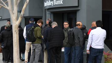 SANTA CLARA, CALIFORNIA - MARCH 13: People line up outside of a Silicon Valley Bank office on March 13, 2023 in Santa Clara, California. Days after Silicon Valley Bank collapsed, customers are lining up to try and retrieve their funds from the failed bank. The Silicon Valley Bank failure is the second largest in U.S. history. (Photo by Justin Sullivan/Getty Images)