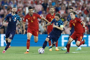 Modric conduce el balón presionado por Merino y Gavi en la final de la UEFA Nations League en la que Croacia sucumbió por penaltis ante España.
