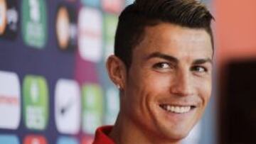 CRI01 ÓBIDOS (PORTUGAL) 09/10/2013.- El delantero de la selección de fútbol de Portugal Cristiano Ronaldo sonríe durante una rueda de prensa ofrecida en el hotel Praia d' El Rey de Óbidos (Portugal), hoy, miércoles 9 de octubre de 2013. Portugal se enfrentará ante Israel el próximo 11 de octubre en un partido clasificatorio para el Mundial de Brasil 2014. EFE/Paulo Cunha