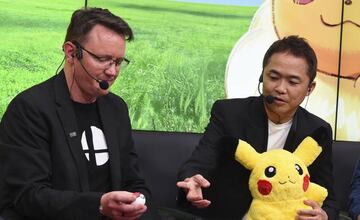 Bill Trinen (izquierda) y Junichi Masuda (derecha) en el E3 2018.