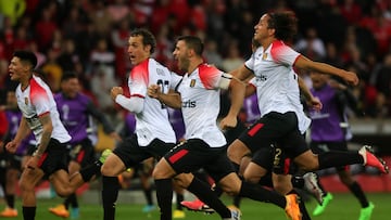 Players of Peru's Melgar celebrate after defeating Brazil's Internacional in the penalty shoot-out in their Copa Sudamericana football tournament quarterfinals second leg match, at the Beira-Rio stadium in Porto Alegre, Brazil, on August 11, 2022. (Photo by SILVIO AVILA / AFP)