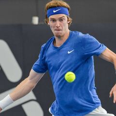 Rublev gana a Thiem en la final de su torneo