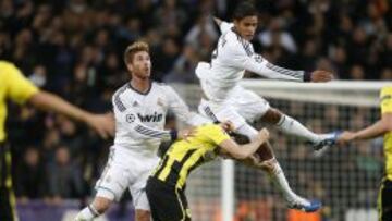 Real Madrid&#039;s Raphael Varane (R) and Sergio Ramos (L) jump for the ball against Borussia Dortmund&#039;s Robert Lewandowski (C) during their Champions League Group D soccer match at Santiago Bernabeu stadium in Madrid, November 6, 2012.             REUTERS/Sergio Perez (SPAIN - Tags: SPORT SOCCER)