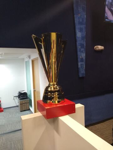 El trofeo de la Copa Oro visitó la redacción de AS México