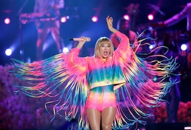 How NFL star Travis Kelce tried and failed to give Taylor Swift his phone number during The Eras Tour