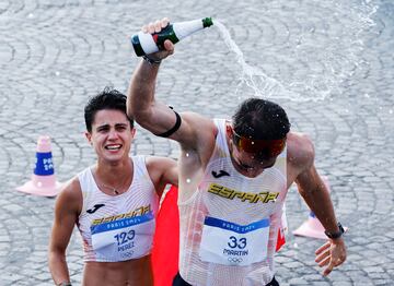 María Pérez y Álvaro Martín celebran con champán con la pareja australiana, que ganó el bronce, formada por Jemima Montag y Rhydian Cowley.