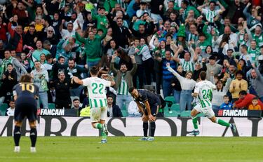 El jugador del Betis, Ruibal, celebra con la grada el empate ante el Real Madrid. 