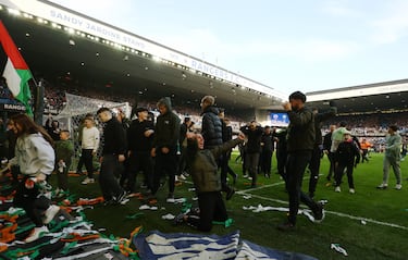 La eliminación del Rangers a manos del Celtic en el partido de Copa provocó la invasión de campo y la pelea de los seguidores de ambos equipos. La policía tuvo que intervenir.