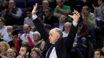 El entrenador del Real Madrid, Pablo Laso, da instrucciones a sus jugadores durante el partido ante el Zalgiris Kaunas correspondiente a la decimoctava jornada de la Euroliga
