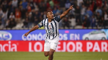 AME5226. PACHUCA (MÉXICO), 03/02/2024.- José Solomon Rondón de Pachuca festeja su gol hoy, durante el encuentro de la jornada 05 del torneo Clausura 2024 de la Liga MX disputado en el estadio Hidalgo de la ciudad de Pachuca (México). EFE /David Martínez Pelcastre
