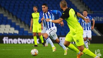 Roberto L&oacute;pez maneja la bola ante el Girona.