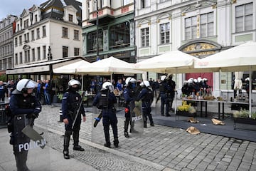 La policía polaca vigila las calles de Breslavia, donde se concentran las aficiones del Betis y del Chelsea, a pocas horas del inicio de la final.