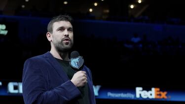AME5384. MEMPHIS (ESTADOS UNIDOS), 06/04/2024.- Marc Gasol participa en su homenaje este sábado, en Memphis (EEUU). Los Memphis Grizzlies retiraron este sábado a lo más alto del FedEx Forum y para la eternidad el dorsal '33' que defendió durante 11 temporadas Marc Gasol, el mejor jugador de su historia. EFE/ Karen Pulfer Focht