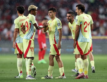  Tremenda la contra que, de nuevo, vuelve a tirar la Roja. Oyarzabal se zafó fácilmente de las marcas rivales, encontrando la carrera de Pedri, el cual finalizó con un preciso disparo ajustado, sellando su doblete y un set.