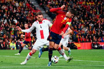 Morata pelea un por balón.