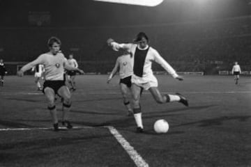 Fue el sistema de juego idea por Rinus Michels que implementó la ‘Naranja Mecánica’ en la Copa del Mundo de Alemania 1974. Trata conceptos como la polivalencia de jugadores, la presión y la posesión de la pelota. Johan Cruyff fue quien mejor supo interpretar el estilo. Holanda llegó a las finales de los Mundiales de 1974 y 1978, gracias a este sistema.