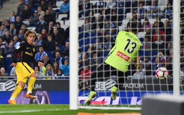 Griezmann supera a Diego López en la última victoria del Atlético contra el Espanyol.