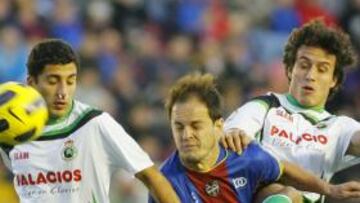 <b>NO VIERON EL BALÓN. </b>Christian y Bolado intentan arrebatarle el esférico a Nano, en una imagen en la que se ve a los tres futbolistas con los ojos cerrados.