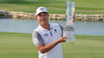 El golfista surcoreano K.H. Lee posa con el t&iacute;tulo de campe&oacute;n del AT&amp;T Byron Nelson en el TPC Craig Ranch de McKinney, Texas.