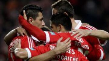 El delantero del Benfica &Oacute;scar Cardozo celebra su gol con sus compa&ntilde;eros de equipo.