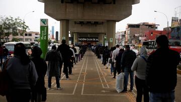 Commuters stand in line at a metro station during the final stage of the reopening of Peru&#039;s economy after ending a months-long lockdown to try and contain the spread of the coronavirus disease (COVID-19), in Lima, Peru July 1, 2020. REUTERS/Sebastian Castaneda  NO RESALES. NO ARCHIVES