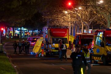 Hospital de campaña en los alrededores del edificio incendiado en el barrio de Campanar.