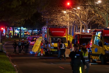 Hospital de campaña en los alrededores del edificio incendiado en el barrio de Campanar.