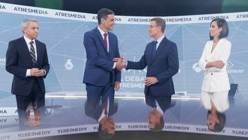 El presidente del Gobierno y candidato del PSOE a la reelecci¨®n, Pedro S¨¢nchez (2i), y el candidato del PP a la presidencia, Alberto N¨²?ez Feij¨®o (2d), y los presentadores Ana Pastor (d) y Vicente Vall¨¦s (i) antes del programa 'Cara a Cara. El Debate', en Atresmedia, a 10 de julio de 2023, en Madrid (Espa?a). Este es el primer debate de la campa?a electoral y el ¨²nico al que Feij¨®o ha accedido a participar de los propuestos por Pedro S¨¢nchez, al haber rechazado los organizados por RTVE y el Grupo Prisa. El programa se estructura en torno a cuatro bloques tem¨¢ticos, cuyo orden est¨¢ marcado por la actualidad informativa y el criterio period¨ªstico. Los candidatos no pueden hacer uso de dispositivos electr¨®nicos, como tel¨¦fonos m¨®viles, tablets, relojes inteligentes, etc.
10 JULIO 2023
Eduardo Parra / Europa Press
10/07/2023