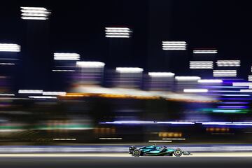 Fernando Alonso de España conduciendo el Mercedes Aston Martin AMR24 en la pista durante el Gran Premio.