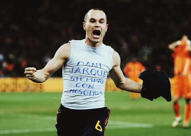 Lo tenía muy difícil para entrar en el once, pero la presencia de Xavi hace que algunos se pregunten si el manchego, el hombre que marcó el gol más importante de la historia del fútbol español, no ha hecho, al menos, los mismos méritos que su compañero en el Barça y en la Selección para optar a un hueco entre tanta leyenda.