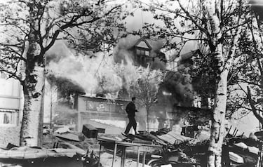 El bombardeo de Bodø por la Luftwaffe en mayo de 1940 fue una acción devastadora durante la invasión alemana de Noruega. Aviones alemanes destruyeron gran parte de la ciudad noruega, que era un punto estratégico clave y base de apoyo para las tropas aliadas, obligando a las defensas locales a retirarse durante la 'Operación Weserübung'.