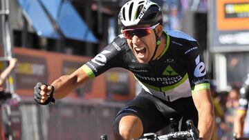 ITA94 FLORENCIA (ITALIA), 17/05/2017.- El ciclista español Omar Fraile del Dimension Data celebra haberse impuesto en la undécima etapa del Giro de Italia disputada entre Florencia y Bagno di Romagna, de 161 kilómetros, en Florencia, Italia, hoy 17 de mayo de 2017. EFE/Alessandro Di Meo