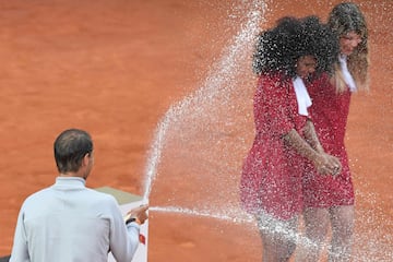 El español comenzó arrasando a Zverev, después sufrió mucho y tras dos parones de casi una hora por la lluvia remontó para levantar el 78º trofeo de su carrera.