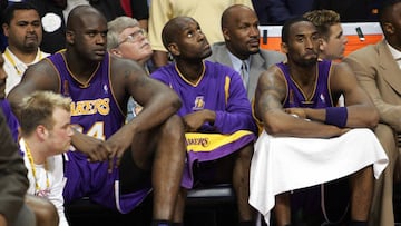 Shaquille O&#039;Neal, Gary Payton y Kobe Bryant, durante el quinto partido de las Finales de la NBA 2004 que enfrentaron a Los &Aacute;ngeles Lakers y a Detroit Pistons y que pususo el fin de la dinast&iacute;a de p&uacute;rpura y oro