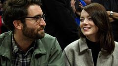 Emma Stone y Dave McCary en el juego de Golden State Warriors vs. Los Angeles Clippers en Staples Center; Los Angeles, California. Enero 18, 2019.