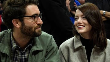 Emma Stone y Dave McCary en el juego de Golden State Warriors vs. Los Angeles Clippers en Staples Center; Los Angeles, California. Enero 18, 2019.