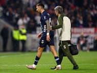 Matías Vecino se retira lesionado durante el partido contra el Lyon