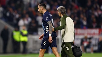 Matías Vecino se retira lesionado durante el partido contra el Lyon
