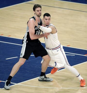 Los dos jugadores españoles se vieron las caras durante el partido de la NBA entre los New York Knicks y los San Antonio Spurs. La victoria fue para los de Gasol por 91-100.