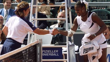 La tenista estadounidense Serena Williams saluda a la espa&ntilde;ola Arantxa Sanchez Vicario tras retirarse en el Torneo de Berl&iacute;n de 1999.
