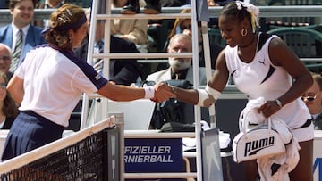 La tenista estadounidense Serena Williams saluda a la española Arantxa Sanchez Vicario tras retirarse en el Torneo de Berlín de 1999.