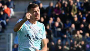 Inter Milan's Bosnian forward Edin Dzeko celebrtaes after scoring his side's second goal during the Italian Serie A football match between Atalanta and Inter on November 13, 2022 at the Atleti Azzurri d'Italia stadium in Bergamo. (Photo by Isabella BONOTTO / AFP)