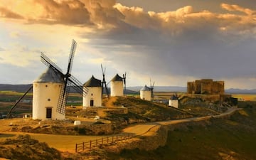 Hablar de Castilla La-Mancha evoca, c¨®mo no, a los molinos que el Quijote llev¨® por todo el mundo. En Consuegra podemos admirar una de las im¨¢genes m¨¢s bellas con estas caracter¨ªsticas construcciones, aunque tambi¨¦n existen en otros pueblos como Campo de Criptana.