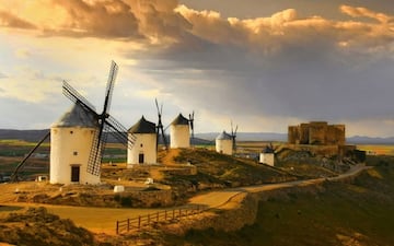 Hablar de Castilla La-Mancha evoca, cómo no, a los molinos que el Quijote llevó por todo el mundo. En Consuegra podemos admirar una de las imágenes más bellas con estas características construcciones, aunque también existen en otros pueblos como Campo de Criptana.