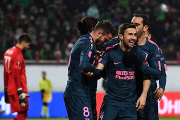 Los jugadores del Atlético celebran el 1-2 de Saúl. 