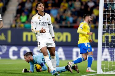 El jugador inglés del Real Madrid, Jude Bellingham, se lamenta de una ocasión fallada. 
 