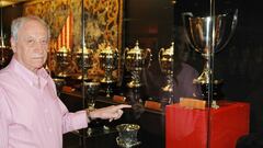 Peir&oacute;, en el museo del Calder&oacute;n junto a la Recopa ganada en el 62 a la Fiorentina.